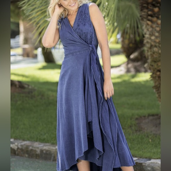 Gretty Zueger Dresses & Skirts - Gretty Zueger Embroidered Wrap Dress